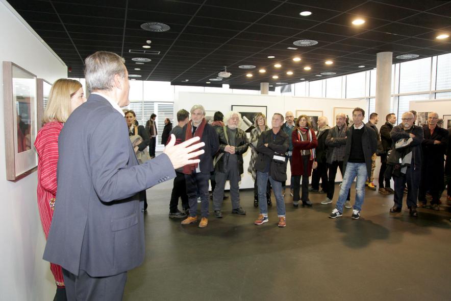 Presentación e Inauguración Exposición 25 Aniversario Colección de Fotografía de Alcobendas - Imagen de una de las autoridades asistentes al aniversario diciendo una palabras a los allí reunidos.