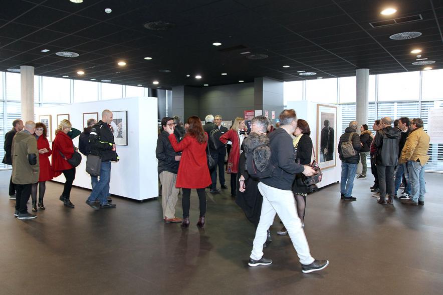 Presentación e Inauguración Exposición 25 Aniversario Colección de Fotografía de Alcobendas - Imagen de varios grupos de personas en el hall del Centro de Arte de Alcobendas.