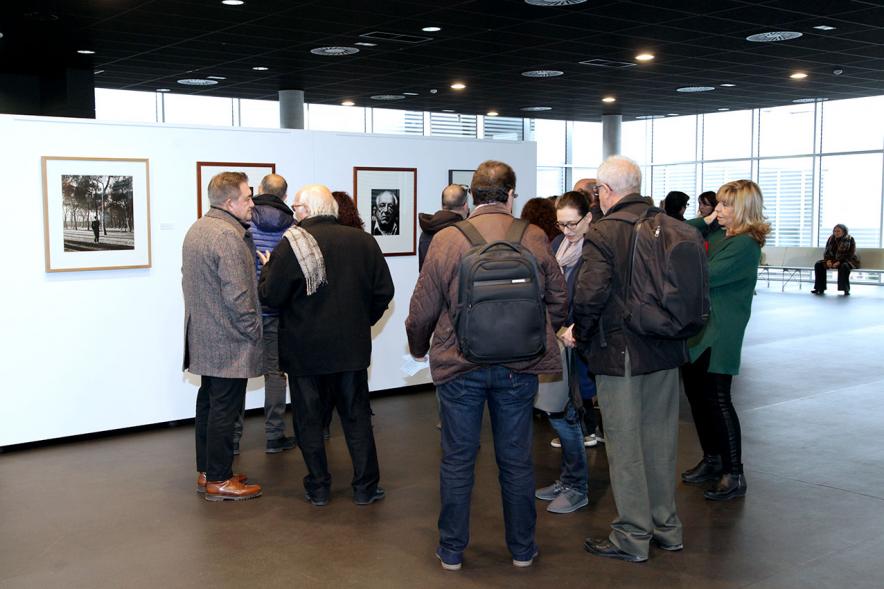 Presentación e Inauguración Exposición 25 Aniversario Colección de Fotografía de Alcobendas - Imagen de varios artistas recorriendo las salas del Centro de Arte de Alcobendas donde pueden ver sus obras expuestas.