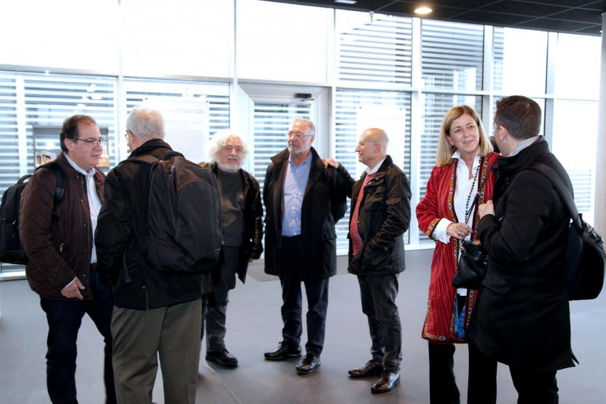 Presentación e Inauguración Exposición 25 Aniversario Colección de Fotografía de Alcobendas - Imagen de varias personas charlando.
