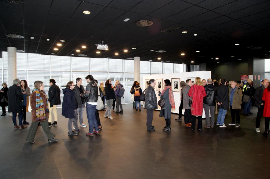 Presentación e Inauguración Exposición 25 Aniversario Colección de Fotografía de Alcobendas - Imagen de varios grupos de personas en el hall del Centro de Arte de Alcobendas.