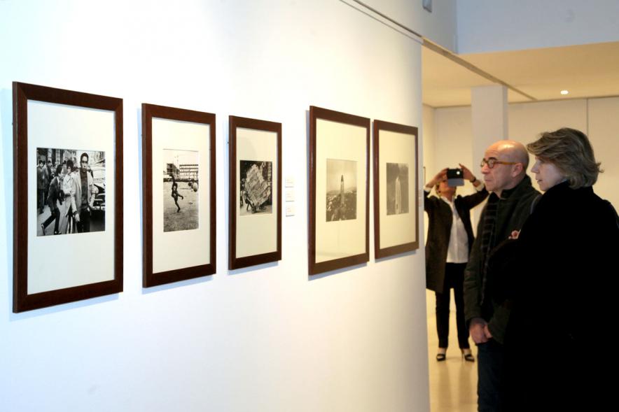 Presentación e Inauguración Exposición 25 Aniversario Colección de Fotografía de Alcobendas - Imagen de varios artistas recorriendo las salas del Centro de Arte de Alcobendas donde pueden ver sus obras expuestas.