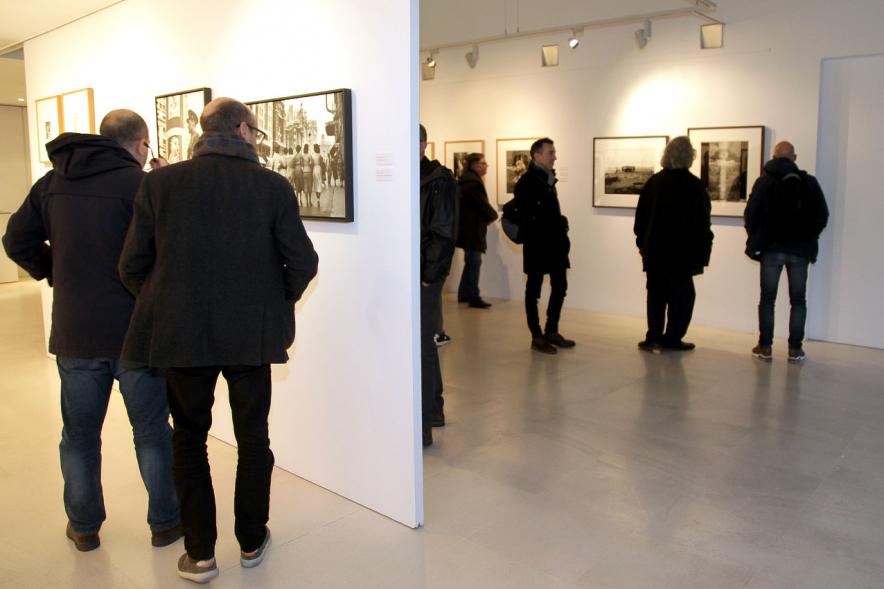 Presentación e Inauguración Exposición 25 Aniversario Colección de Fotografía de Alcobendas - Imagen de varios artistas recorriendo las salas del Centro de Arte de Alcobendas donde pueden ver sus obras expuestas.
