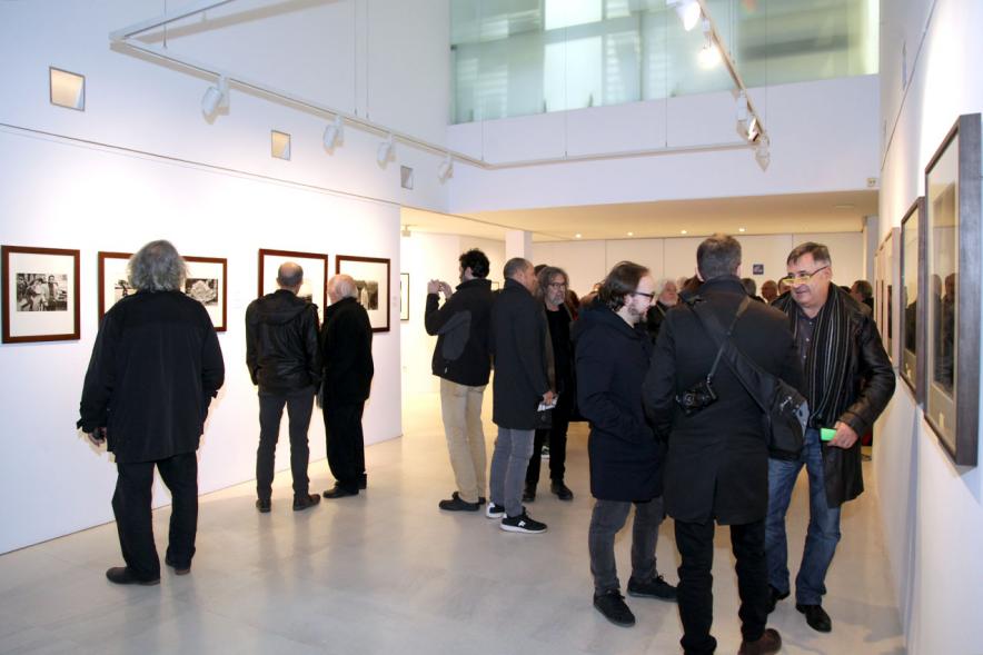 Presentación e Inauguración Exposición 25 Aniversario Colección de Fotografía de Alcobendas - Imagen de varios artistas recorriendo las salas del Centro de Arte de Alcobendas donde pueden ver sus obras expuestas.