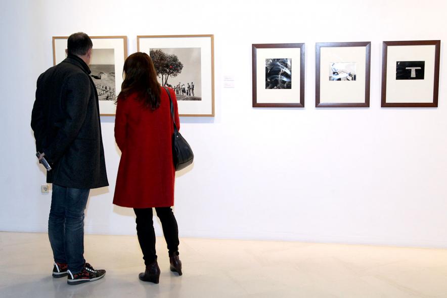 Presentación e Inauguración Exposición 25 Aniversario Colección de Fotografía de Alcobendas - Imagen de varios artistas recorriendo las salas del Centro de Arte de Alcobendas donde pueden ver sus obras expuestas.