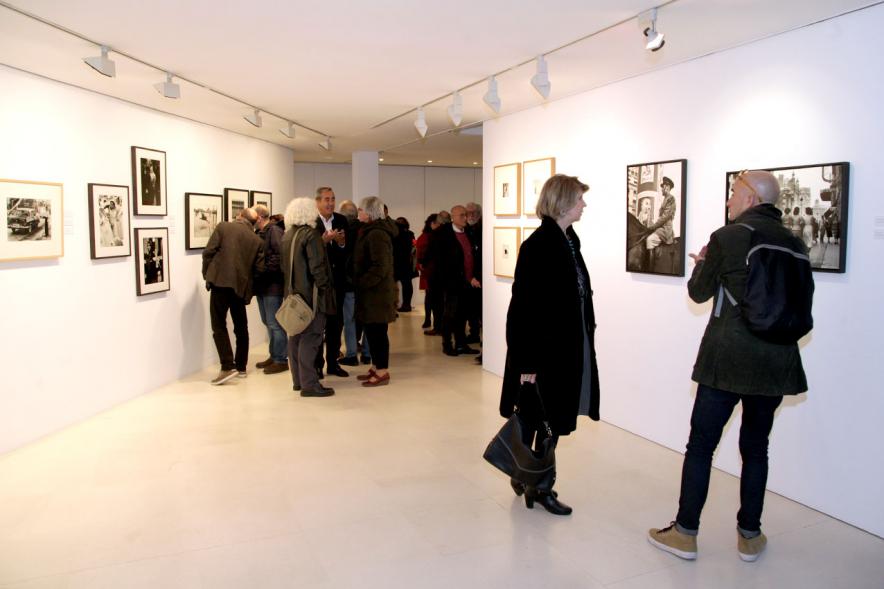 Presentación e Inauguración Exposición 25 Aniversario Colección de Fotografía de Alcobendas - Imagen de varios artistas recorriendo las salas del Centro de Arte de Alcobendas donde pueden ver sus obras expuestas.