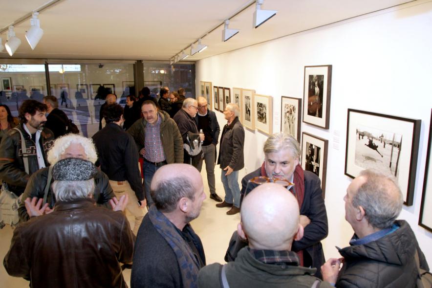 Presentación e Inauguración Exposición 25 Aniversario Colección de Fotografía de Alcobendas - Imagen de varios artistas recorriendo las salas del Centro de Arte de Alcobendas donde pueden ver sus obras expuestas.