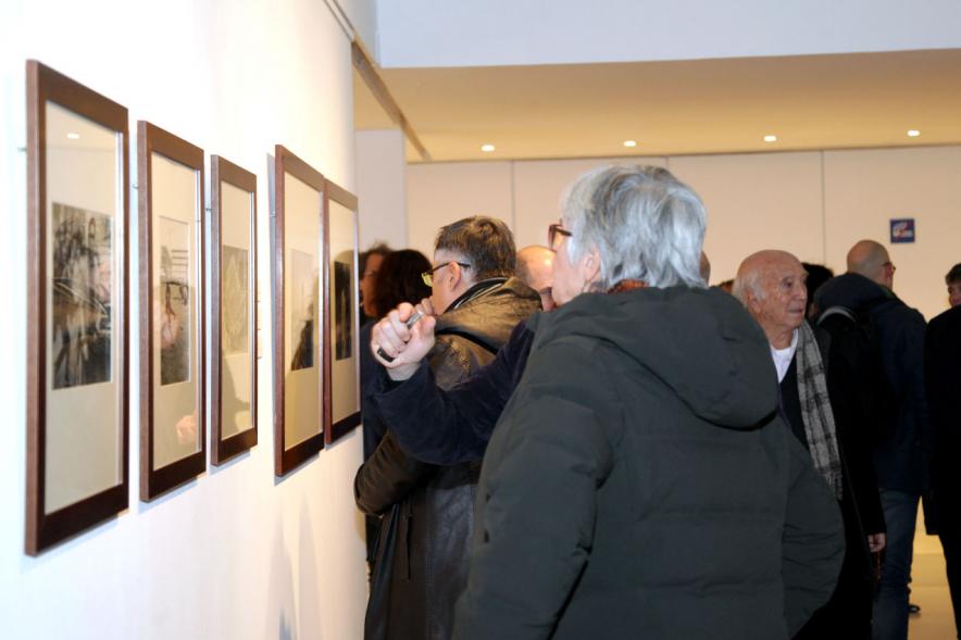 Presentación e Inauguración Exposición 25 Aniversario Colección de Fotografía de Alcobendas - Imagen de varios artistas recorriendo las salas del Centro de Arte de Alcobendas donde pueden ver sus obras expuestas.