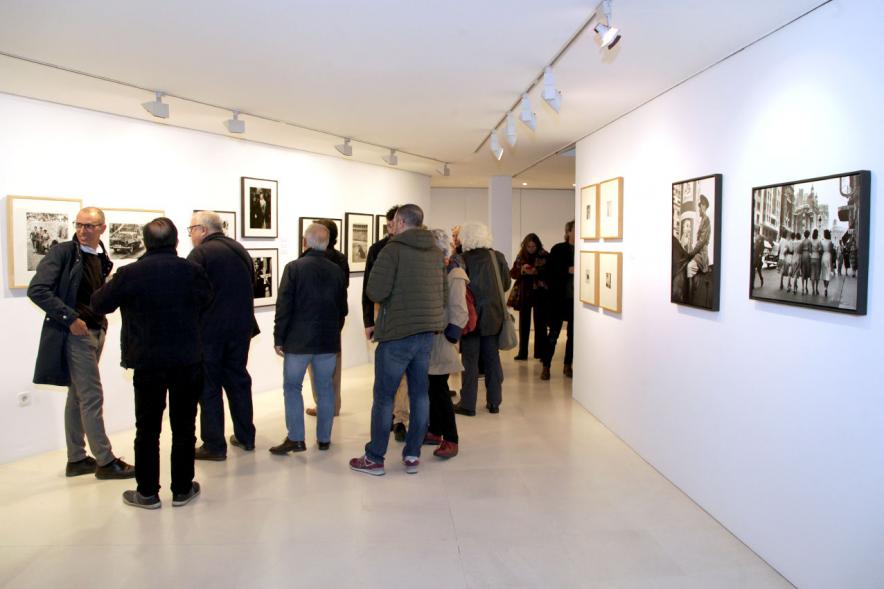 Presentación e Inauguración Exposición 25 Aniversario Colección de Fotografía de Alcobendas - Imagen de varios artistas recorriendo las salas del Centro de Arte de Alcobendas donde pueden ver sus obras expuestas.