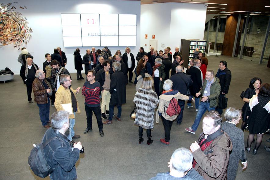 Presentación e Inauguración Exposición 25 Aniversario Colección de Fotografía de Alcobendas - Imagen de varios grupos de personas en el hall del Centro de Arte de Alcobendas.