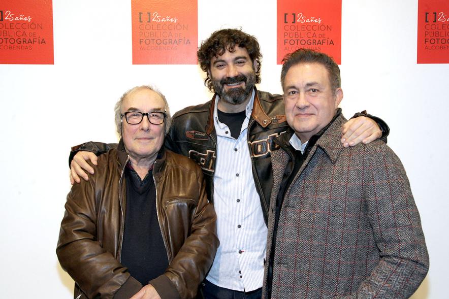 Presentación e Inauguración Exposición 25 Aniversario Colección de Fotografía de Alcobendas - Imagen de varios artistas posando en el photocall de la Exposición 25 Aniversario Colección de Fotografía de Alcobendas.