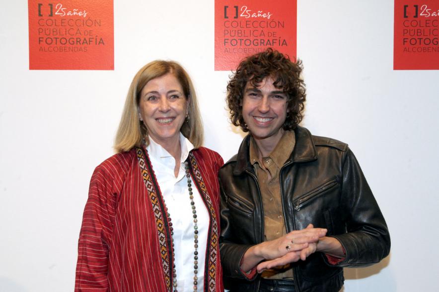 Presentación e Inauguración Exposición 25 Aniversario Colección de Fotografía de Alcobendas - Imagen de varios artistas posando en el photocall de la Exposición 25 Aniversario Colección de Fotografía de Alcobendas.