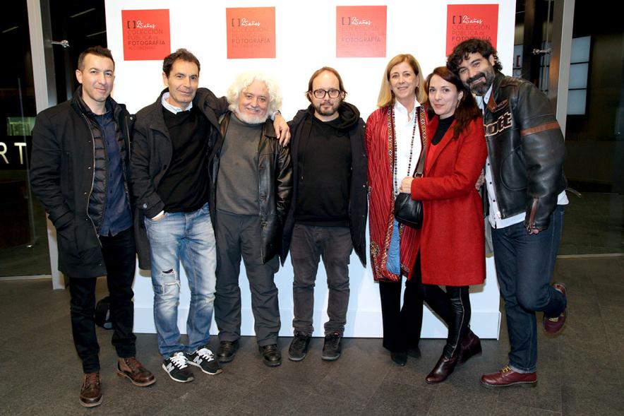 Presentación e Inauguración Exposición 25 Aniversario Colección de Fotografía de Alcobendas - Imagen de varios artistas posando en el photocall de la Exposición 25 Aniversario Colección de Fotografía de Alcobendas.
