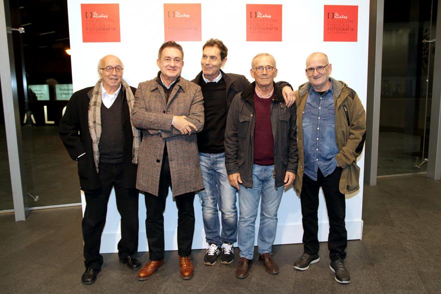Presentación e Inauguración Exposición 25 Aniversario Colección de Fotografía de Alcobendas - Imagen de varios artistas posando en el photocall de la Exposición 25 Aniversario Colección de Fotografía de Alcobendas.