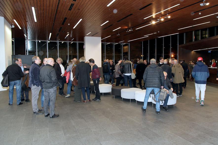 Presentación e Inauguración Exposición 25 Aniversario Colección de Fotografía de Alcobendas - Imagen de varios grupos de personas en el hall del Centro de Arte de Alcobendas.