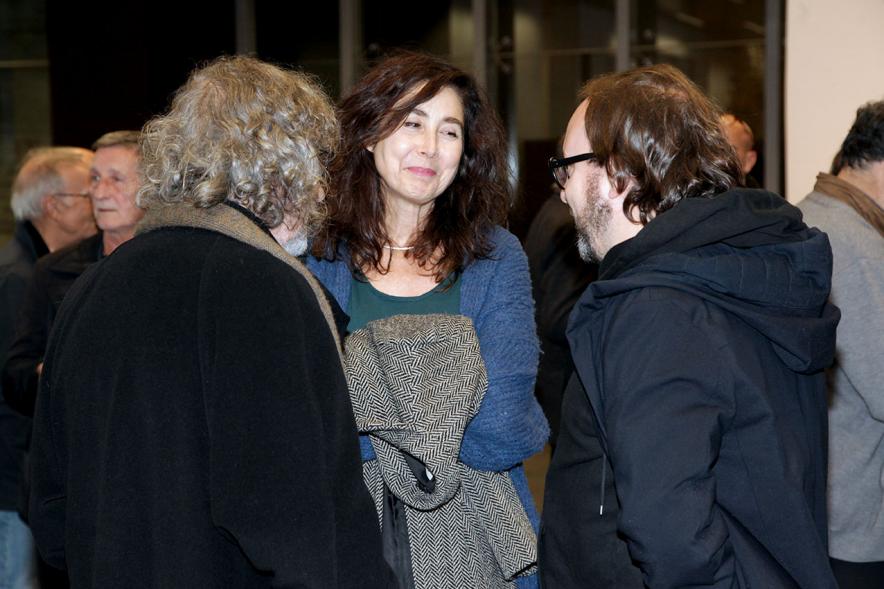 Presentación e Inauguración Exposición 25 Aniversario Colección de Fotografía de Alcobendas - Imagen de tres personas charlando.
