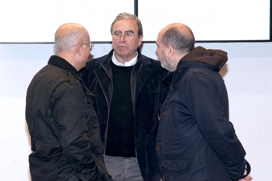 Presentación e Inauguración Exposición 25 Aniversario Colección de Fotografía de Alcobendas - Imagen de tres personas charlando.