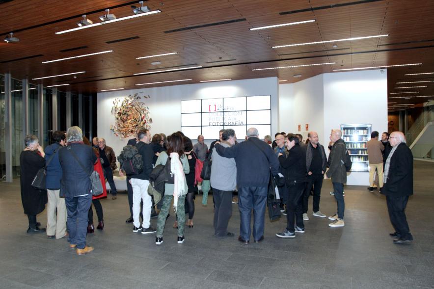 Presentación e Inauguración Exposición 25 Aniversario Colección de Fotografía de Alcobendas - Imagen de varios grupos de personas en el hall del Centro de Arte de Alcobendas.