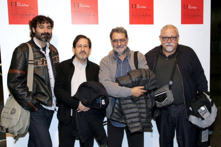 Presentación e Inauguración Exposición 25 Aniversario Colección de Fotografía de Alcobendas - Imagen de varios artistas posando en el photocall de la Exposición 25 Aniversario Colección de Fotografía de Alcobendas.