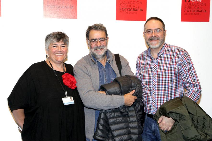 Presentación e Inauguración Exposición 25 Aniversario Colección de Fotografía de Alcobendas - Imagen de varios artistas posando en el photocall de la Exposición 25 Aniversario Colección de Fotografía de Alcobendas.