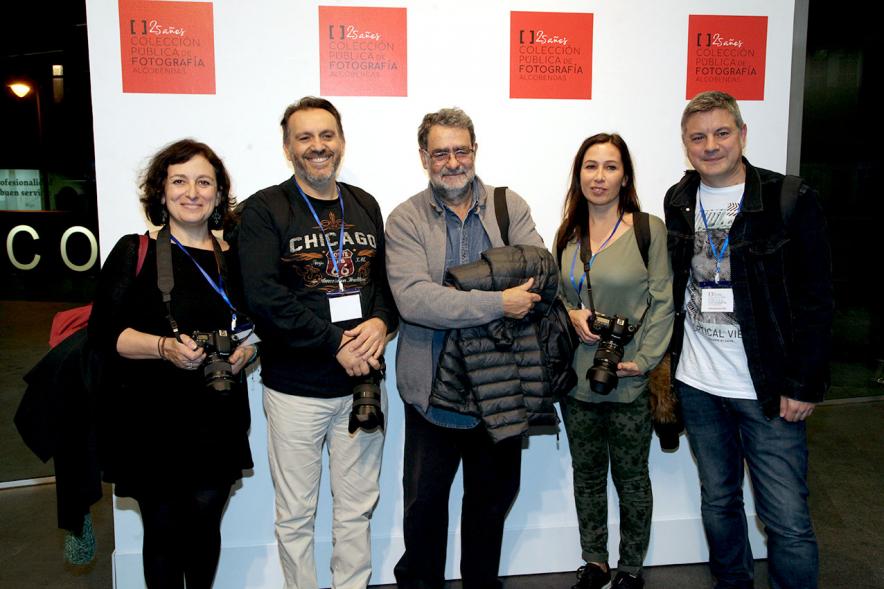 Presentación e Inauguración Exposición 25 Aniversario Colección de Fotografía de Alcobendas - Imagen de varios artistas posando en el photocall de la Exposición 25 Aniversario Colección de Fotografía de Alcobendas.
