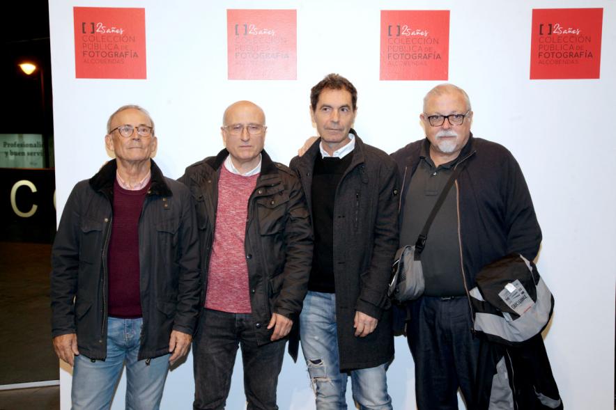 Presentación e Inauguración Exposición 25 Aniversario Colección de Fotografía de Alcobendas - Imagen de varios artistas posando en el photocall de la Exposición 25 Aniversario Colección de Fotografía de Alcobendas.