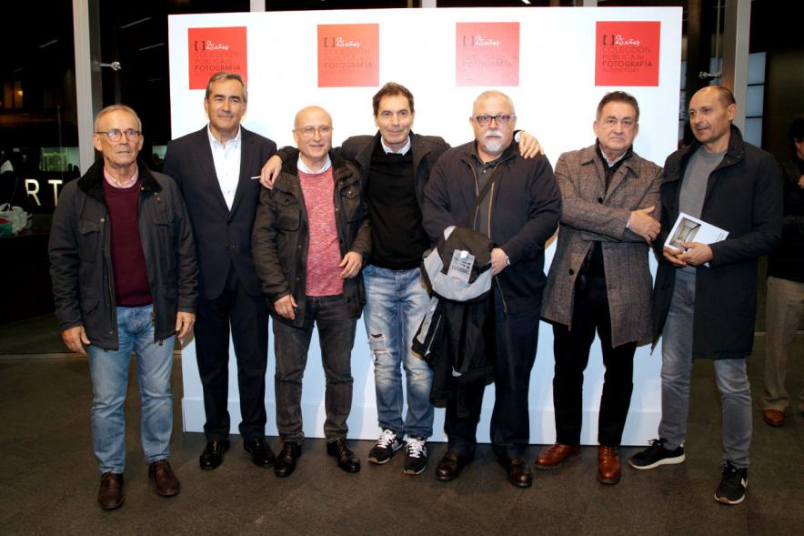 Presentación e Inauguración Exposición 25 Aniversario Colección de Fotografía de Alcobendas - Imagen de varios artistas posando en el photocall de la Exposición 25 Aniversario Colección de Fotografía de Alcobendas.