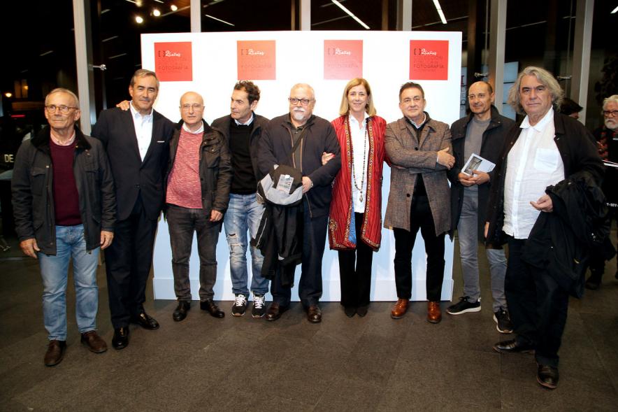 Presentación e Inauguración Exposición 25 Aniversario Colección de Fotografía de Alcobendas - Imagen de varios artistas posando en el photocall de la Exposición 25 Aniversario Colección de Fotografía de Alcobendas.