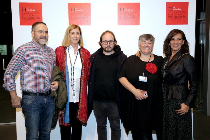 Presentación e Inauguración Exposición 25 Aniversario Colección de Fotografía de Alcobendas - Imagen de varios artistas posando en el photocall de la Exposición 25 Aniversario Colección de Fotografía de Alcobendas.