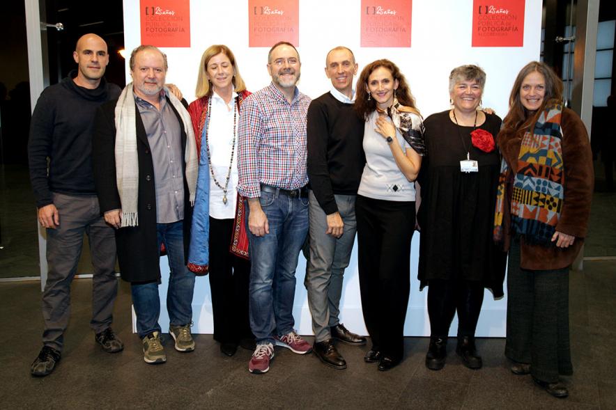 Presentación e Inauguración Exposición 25 Aniversario Colección de Fotografía de Alcobendas - Imagen de varios artistas posando en el photocall de la Exposición 25 Aniversario Colección de Fotografía de Alcobendas.