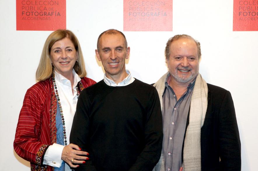 Presentación e Inauguración Exposición 25 Aniversario Colección de Fotografía de Alcobendas - Imagen de varios artistas posando en el photocall de la Exposición 25 Aniversario Colección de Fotografía de Alcobendas.