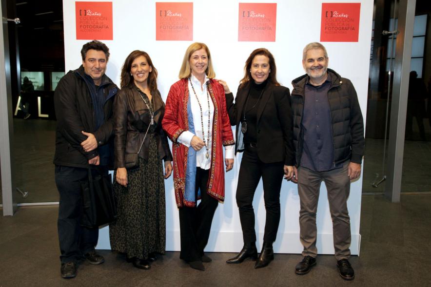 Presentación e Inauguración Exposición 25 Aniversario Colección de Fotografía de Alcobendas - Imagen de varios artistas posando en el photocall de la Exposición 25 Aniversario Colección de Fotografía de Alcobendas.