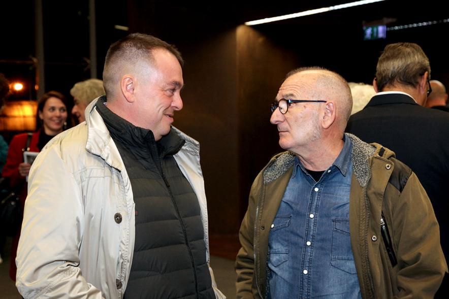 Presentación e Inauguración Exposición 25 Aniversario Colección de Fotografía de Alcobendas - Imagen de dos personas charlando.