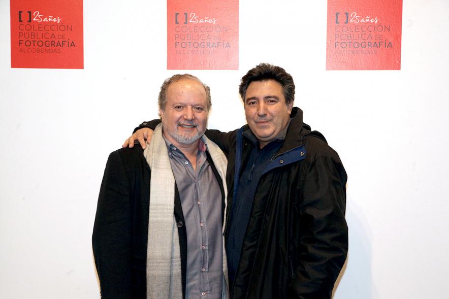 Presentación e Inauguración Exposición 25 Aniversario Colección de Fotografía de Alcobendas - Imagen de varios artistas posando en el photocall de la Exposición 25 Aniversario Colección de Fotografía de Alcobendas.