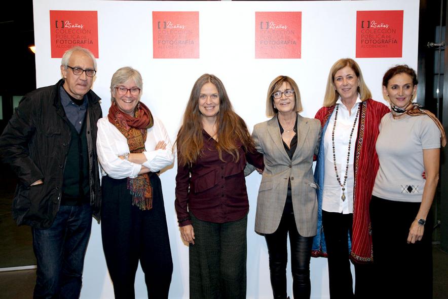 Presentación e Inauguración Exposición 25 Aniversario Colección de Fotografía de Alcobendas - Imagen de varios artistas posando en el photocall de la Exposición 25 Aniversario Colección de Fotografía de Alcobendas.