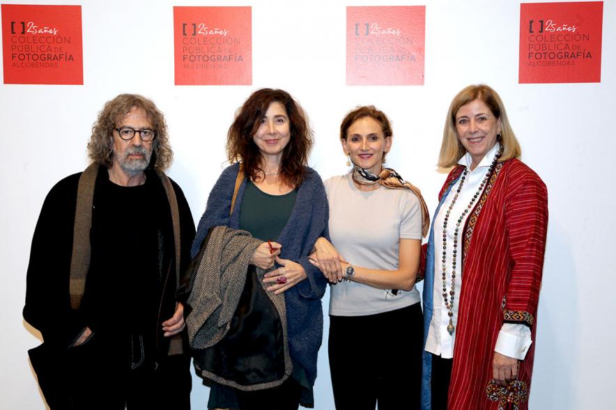 Presentación e Inauguración Exposición 25 Aniversario Colección de Fotografía de Alcobendas - Imagen de varios artistas posando en el photocall de la Exposición 25 Aniversario Colección de Fotografía de Alcobendas.