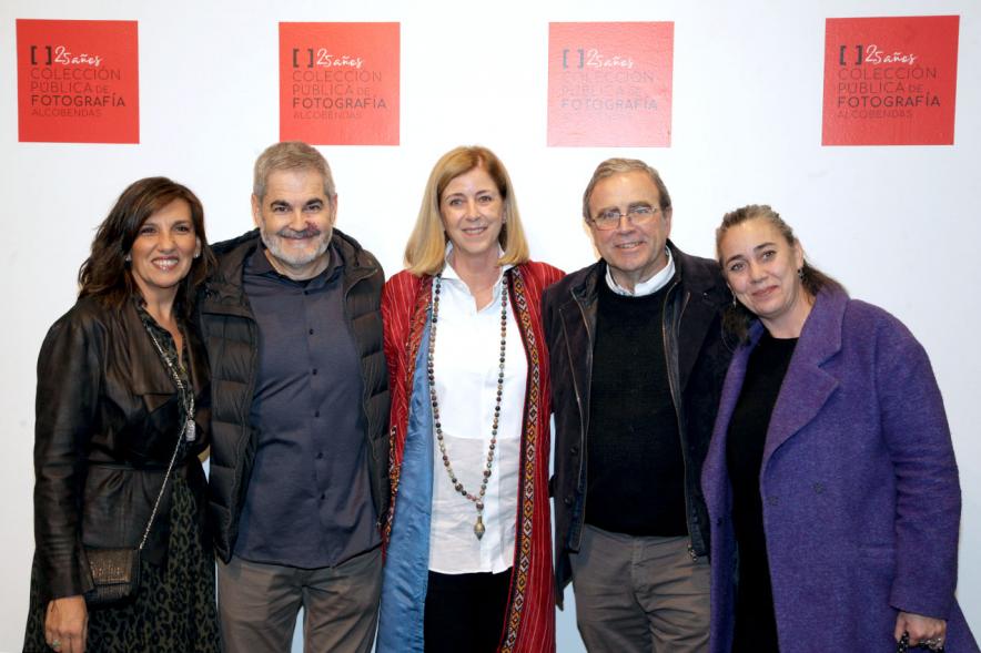 Presentación e Inauguración Exposición 25 Aniversario Colección de Fotografía de Alcobendas - Imagen de varios artistas posando en el photocall de la Exposición 25 Aniversario Colección de Fotografía de Alcobendas.