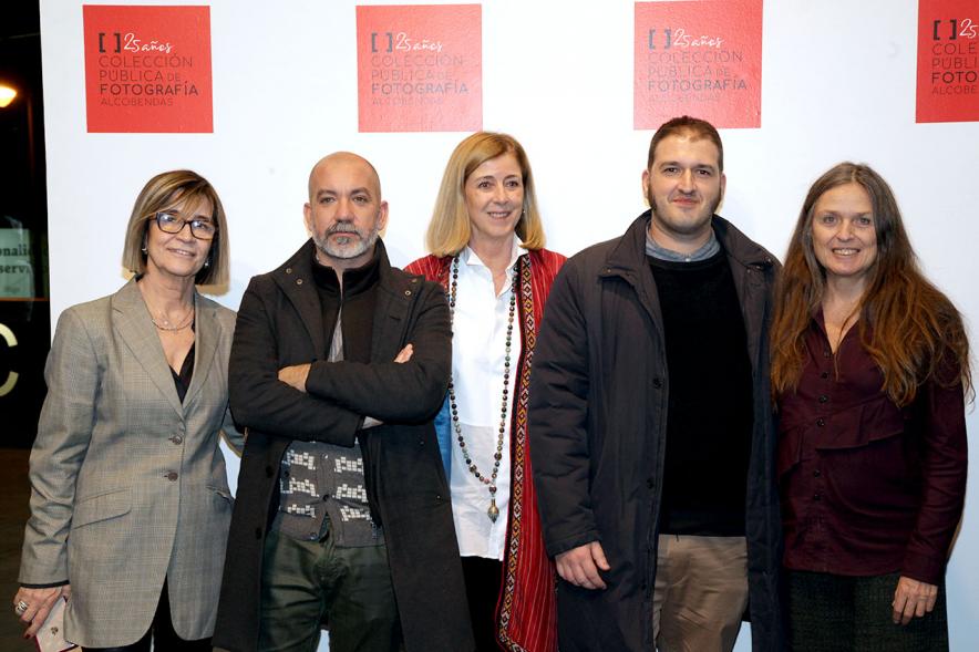 Presentación e Inauguración Exposición 25 Aniversario Colección de Fotografía de Alcobendas - Imagen de varios artistas posando en el photocall de la Exposición 25 Aniversario Colección de Fotografía de Alcobendas.