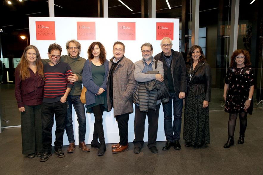 Presentación e Inauguración Exposición 25 Aniversario Colección de Fotografía de Alcobendas - Imagen de varios artistas posando en el photocall de la Exposición 25 Aniversario Colección de Fotografía de Alcobendas.