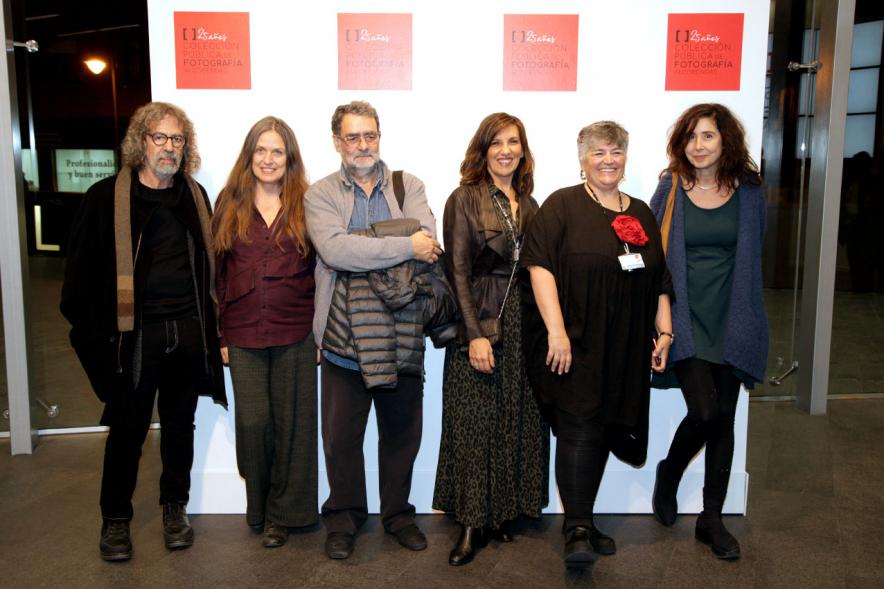 Presentación e Inauguración Exposición 25 Aniversario Colección de Fotografía de Alcobendas - Imagen de varios artistas posando en el photocall de la Exposición 25 Aniversario Colección de Fotografía de Alcobendas.
