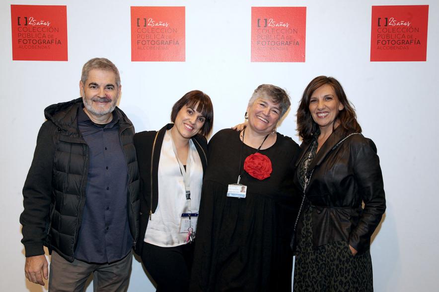 Presentación e Inauguración Exposición 25 Aniversario Colección de Fotografía de Alcobendas - Imagen de varios artistas posando en el photocall de la Exposición 25 Aniversario Colección de Fotografía de Alcobendas.
