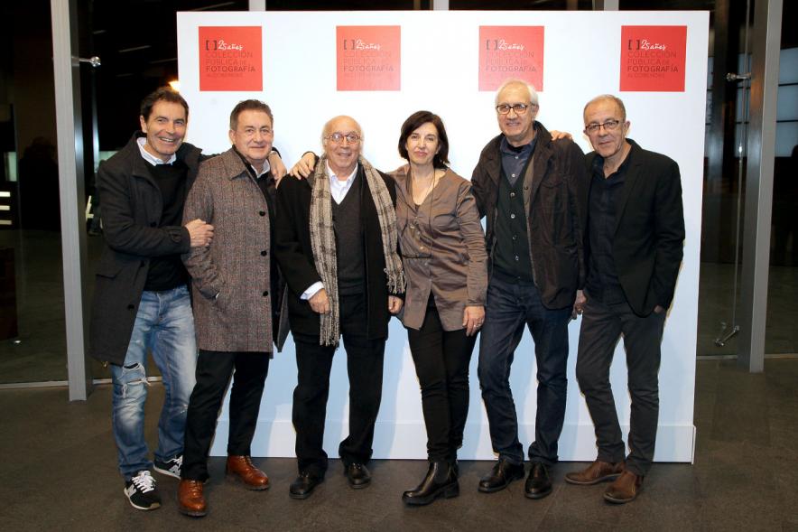 Presentación e Inauguración Exposición 25 Aniversario Colección de Fotografía de Alcobendas - Imagen de varios artistas posando en el photocall de la Exposición 25 Aniversario Colección de Fotografía de Alcobendas.