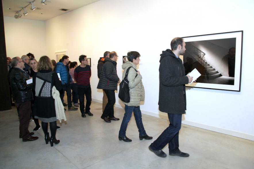 Presentación e Inauguración Exposición 25 Aniversario Colección de Fotografía de Alcobendas - Imagen de varios artistas recorriendo las salas del Centro de Arte de Alcobendas donde pueden ver sus obras expuestas.