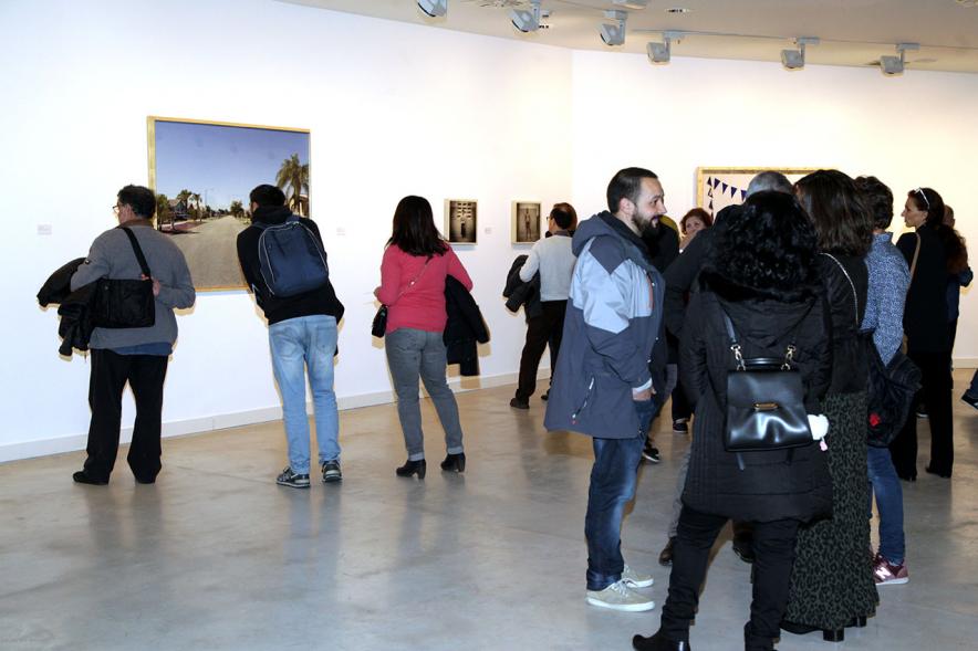 Presentación e Inauguración Exposición 25 Aniversario Colección de Fotografía de Alcobendas - Imagen de varios artistas recorriendo las salas del Centro de Arte de Alcobendas donde pueden ver sus obras expuestas.