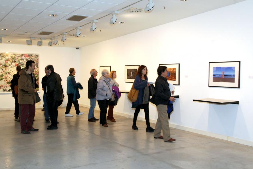Presentación e Inauguración Exposición 25 Aniversario Colección de Fotografía de Alcobendas - Imagen de varios artistas recorriendo las salas del Centro de Arte de Alcobendas donde pueden ver sus obras expuestas.