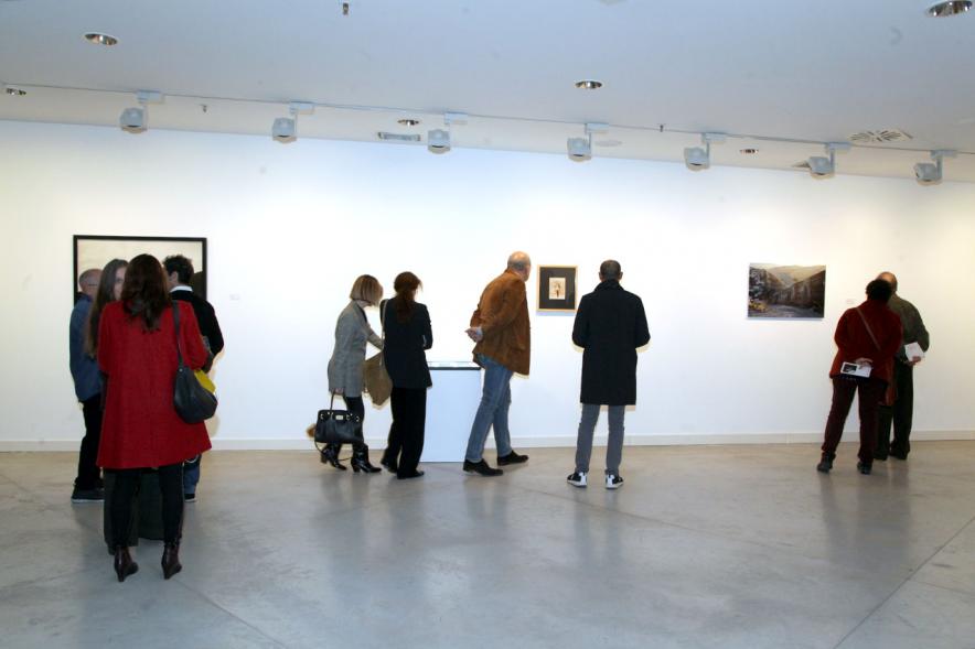 Presentación e Inauguración Exposición 25 Aniversario Colección de Fotografía de Alcobendas - Imagen de varios artistas recorriendo las salas del Centro de Arte de Alcobendas donde pueden ver sus obras expuestas.