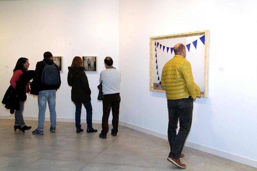 Presentación e Inauguración Exposición 25 Aniversario Colección de Fotografía de Alcobendas - Imagen de varios artistas recorriendo las salas del Centro de Arte de Alcobendas donde pueden ver sus obras expuestas.