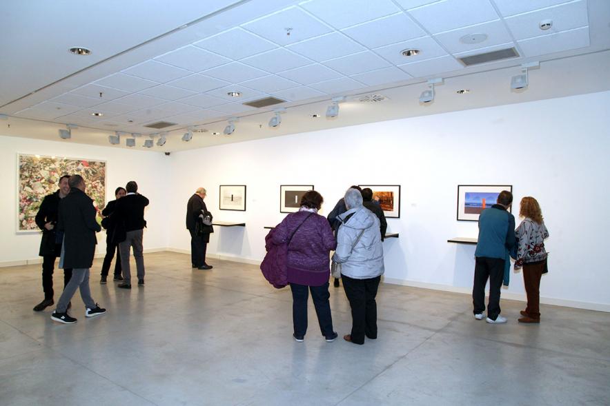 Presentación e Inauguración Exposición 25 Aniversario Colección de Fotografía de Alcobendas - Imagen de varios artistas recorriendo las salas del Centro de Arte de Alcobendas donde pueden ver sus obras expuestas.