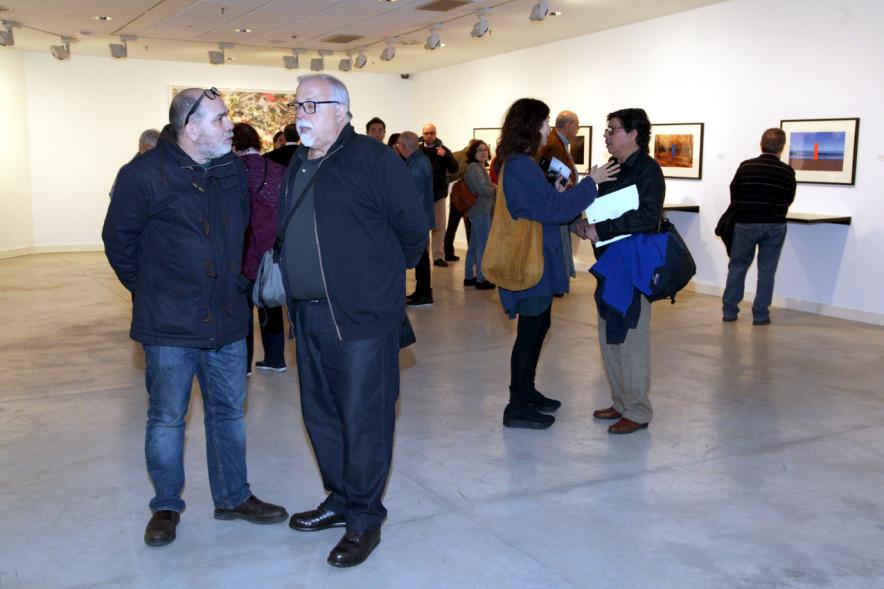 Presentación e Inauguración Exposición 25 Aniversario Colección de Fotografía de Alcobendas - Imagen de varios artistas recorriendo las salas del Centro de Arte de Alcobendas donde pueden ver sus obras expuestas.