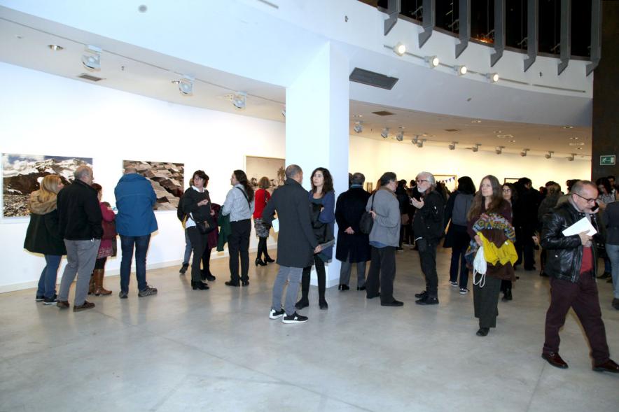 Presentación e Inauguración Exposición 25 Aniversario Colección de Fotografía de Alcobendas - Imagen de varios artistas recorriendo las salas del Centro de Arte de Alcobendas donde pueden ver sus obras expuestas.